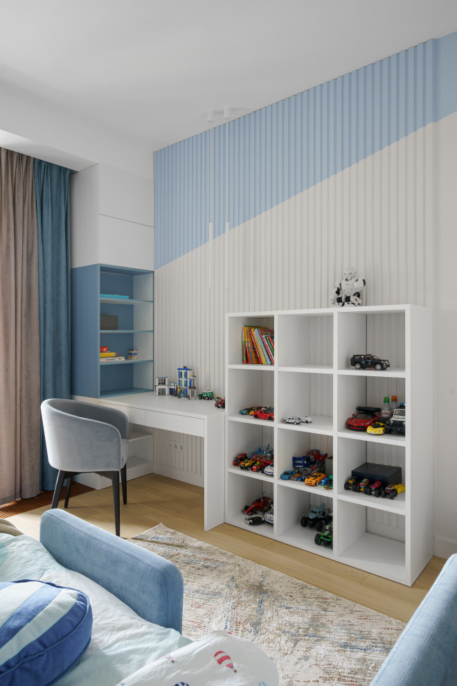 Exempel på ett modernt barnrum, med flerfärgade väggar, ljust trägolv och beiget golv