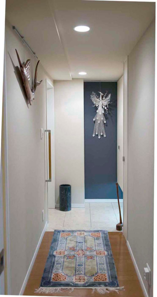 Kleiner Eingang mit Korridor, Keramikboden, Einzeltür, weißer Haustür, weißem Boden, Tapetendecke, Tapetenwänden und blauer Wandfarbe in Tokio Peripherie