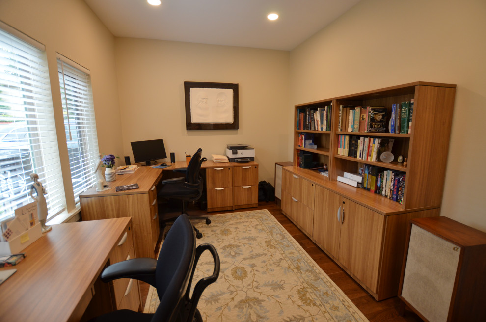 Aménagement d'un petit bureau classique avec un mur beige, sol en stratifié, un bureau indépendant et un sol marron.