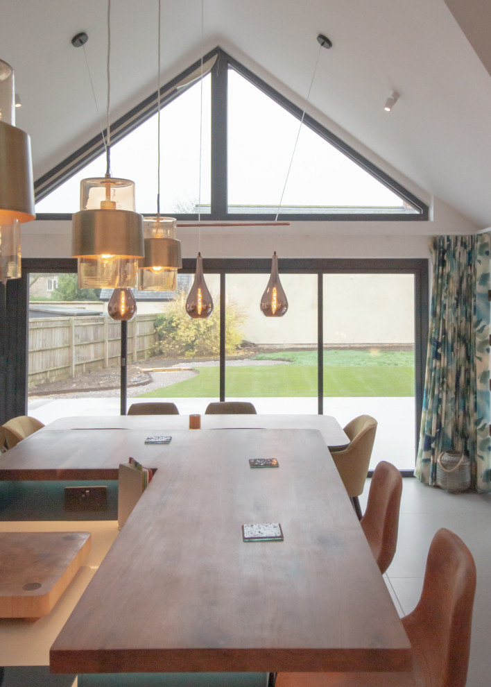 This is an example of an eclectic dining room in Oxfordshire.