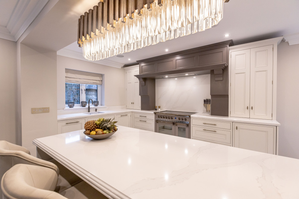 Mittelgroße Moderne Küche in grau-weiß mit Granit-Arbeitsplatte, Küchenrückwand in Weiß, Rückwand aus Granit, weißen Elektrogeräten, Kücheninsel und weißer Arbeitsplatte in Sonstige