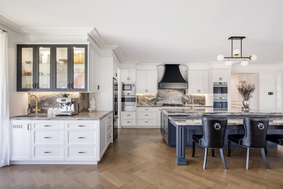 Exempel på ett mycket stort klassiskt flerfärgad flerfärgat kök, med en undermonterad diskho, skåp i shakerstil, blå skåp, granitbänkskiva, flerfärgad stänkskydd, rostfria vitvaror, mellanmörkt trägolv, en köksö och brunt golv