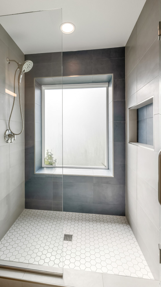Свежая идея для дизайна: большая главная ванная комната в современном стиле с душем в нише, разноцветной плиткой, керамогранитной плиткой, полом из мозаичной плитки, белым полом, душем с распашными дверями и нишей - отличное фото интерьера