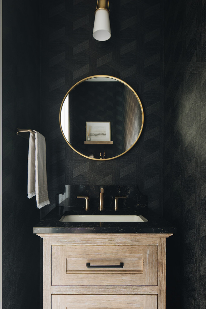 Idéer för stora vintage svart toaletter, med luckor med infälld panel, skåp i ljust trä, svarta väggar, ett undermonterad handfat och bänkskiva i kvarts