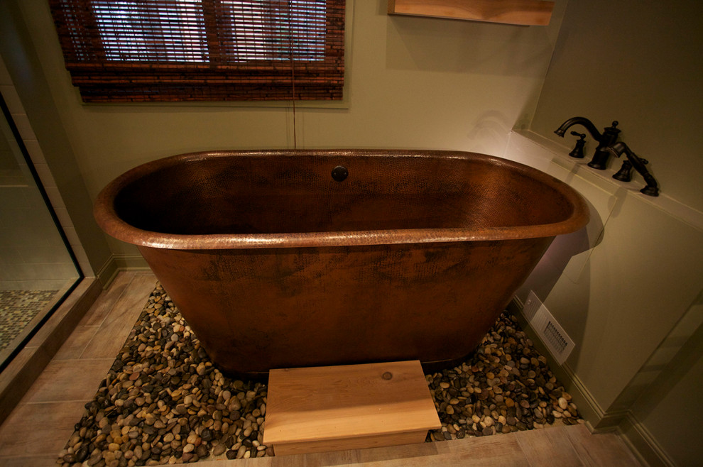 Exempel på ett 60 tals badrum, med ett fristående badkar