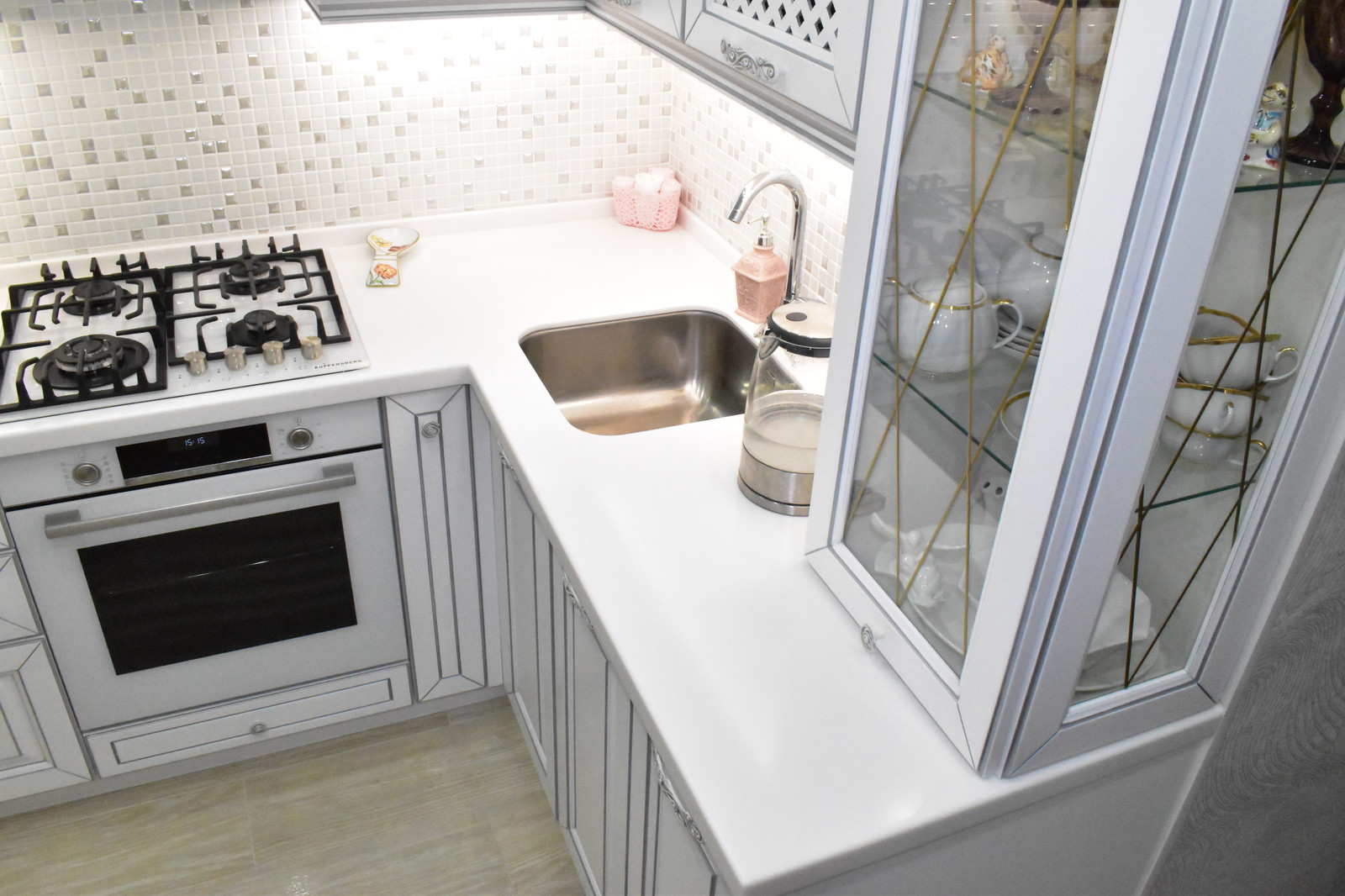 Кухня из массива бука, модель ЭКО в белом цвете с серебряной патиной