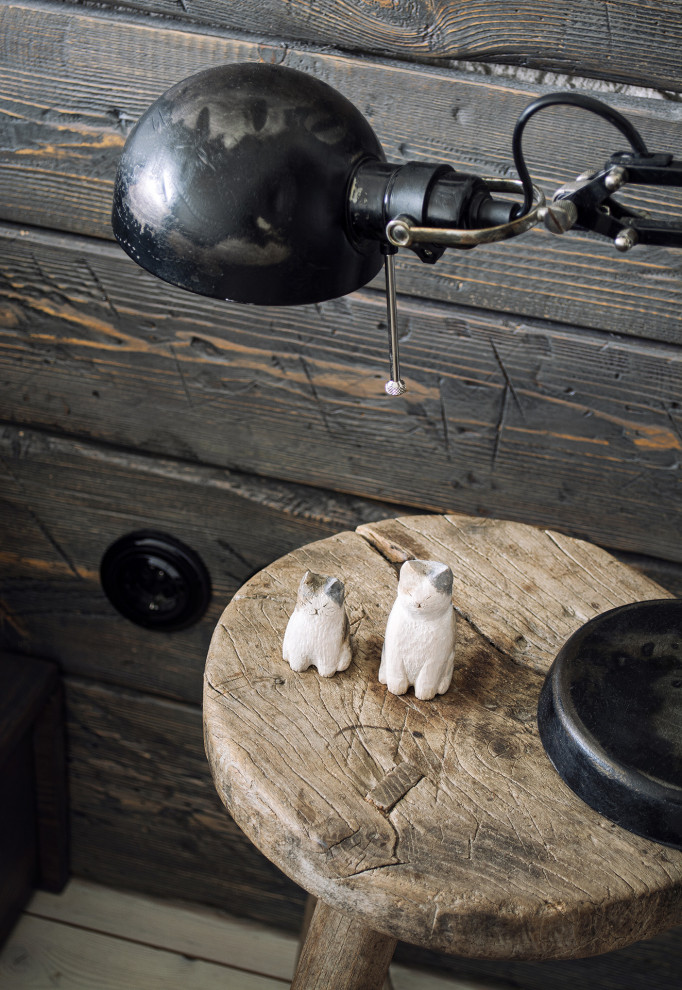 Foto de dormitorio principal nórdico pequeño con paredes blancas, suelo de madera pintada y suelo blanco