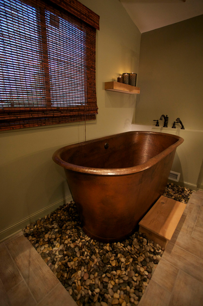 Идея дизайна: ванная комната в стиле ретро с отдельно стоящей ванной