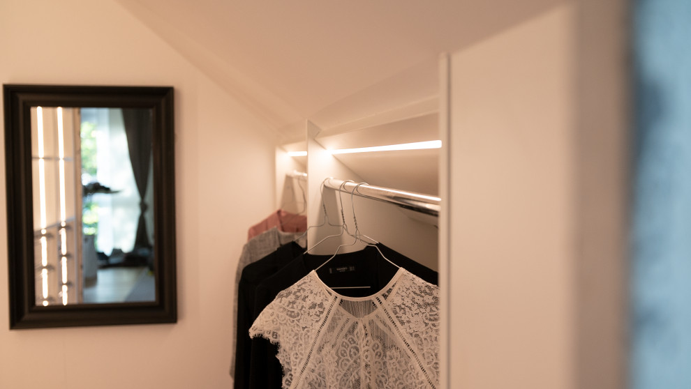Источник вдохновения для домашнего уюта: гардеробная комната среднего размера в скандинавском стиле с белыми фасадами, светлым паркетным полом и коричневым полом