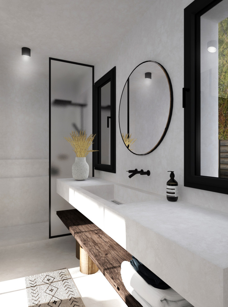 Стильный дизайн: ванная комната среднего размера в средиземноморском стиле с открытыми фасадами, белыми фасадами, открытым душем, инсталляцией, белой плиткой, белыми стенами, бетонным полом, душевой кабиной, консольной раковиной, столешницей из бетона, белым полом, открытым душем, белой столешницей, тумбой под одну раковину и подвесной тумбой - последний тренд