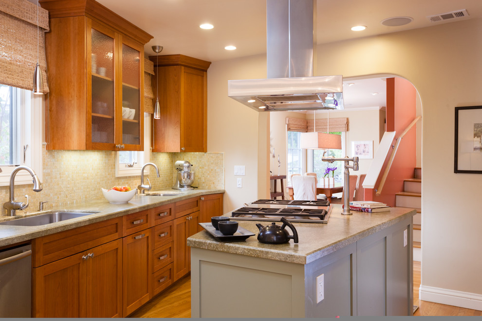 Mid-sized traditional u-shaped eat-in kitchen in San Francisco with a single-bowl sink, shaker cabinets, light wood cabinets, granite benchtops, green splashback, glass tile splashback, stainless steel appliances, light hardwood floors, with island, brown floor and green benchtop.