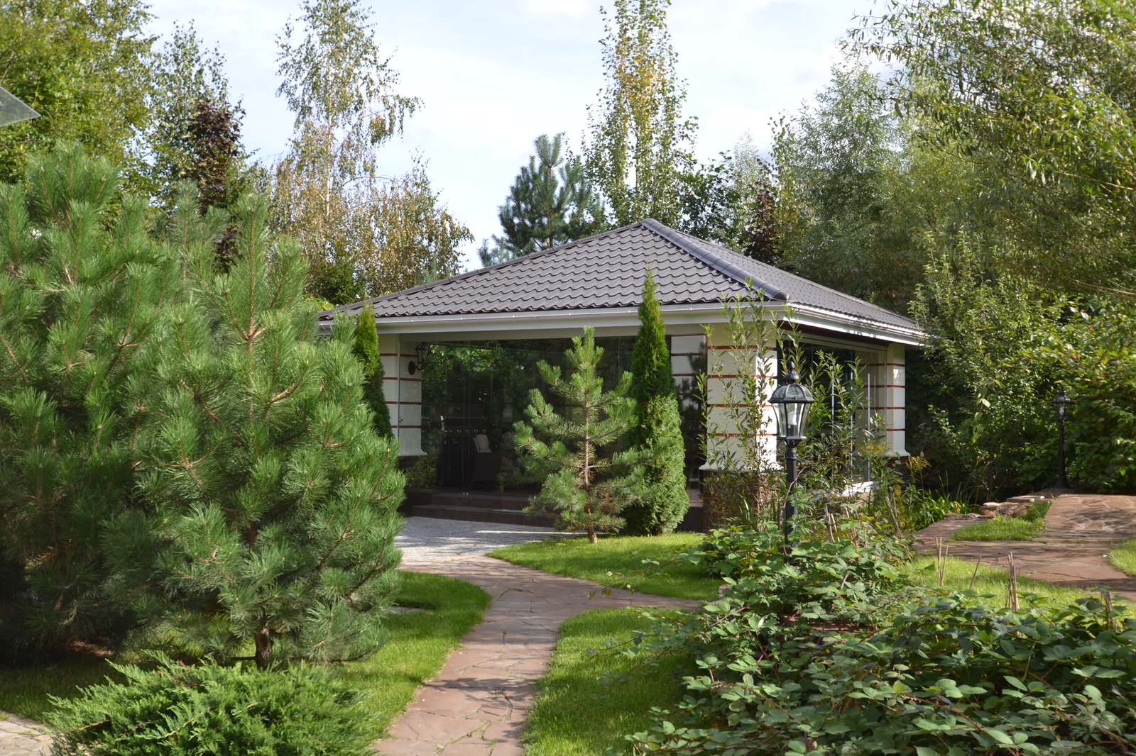 Беседка на приусадебном участке