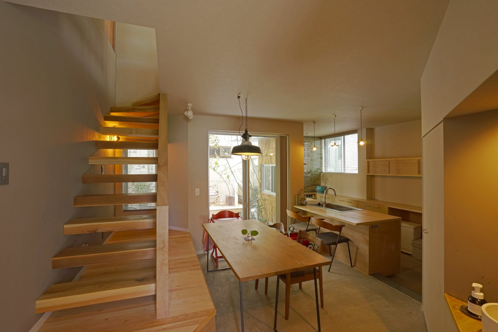 Kleine Nordische Wohnküche mit grauer Wandfarbe, Betonboden, grauem Boden, Tapetendecke und Tapetenwänden in Tokio