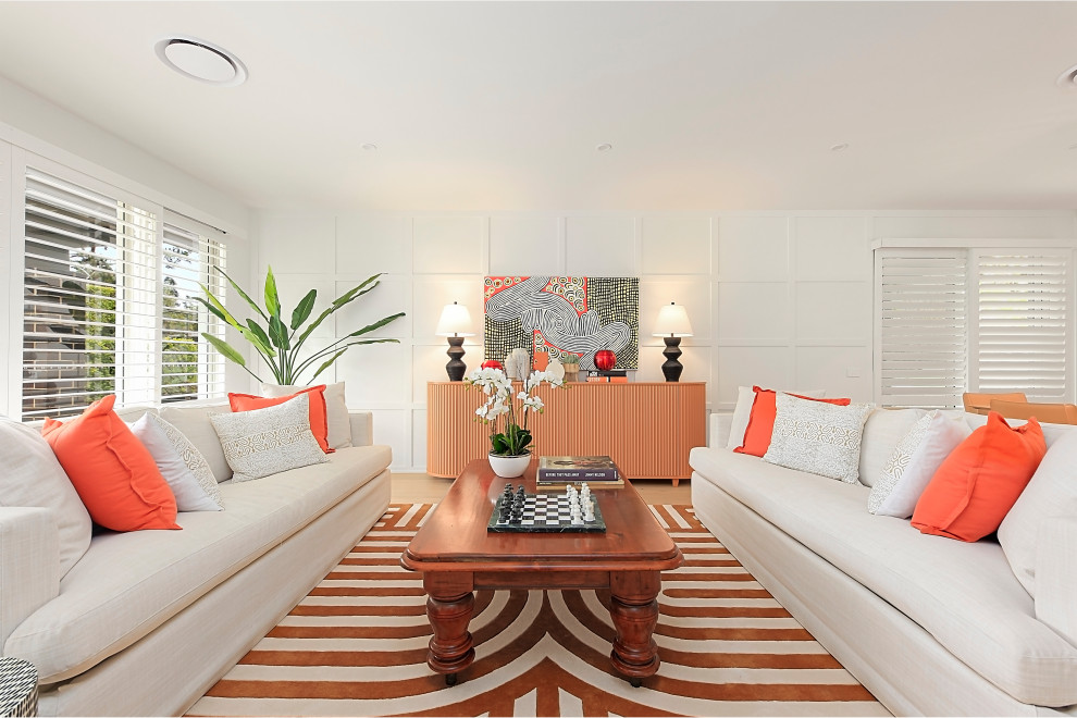 Foto di un piccolo soggiorno aperto con sala formale, pareti bianche, parquet chiaro, nessuna TV e pavimento marrone