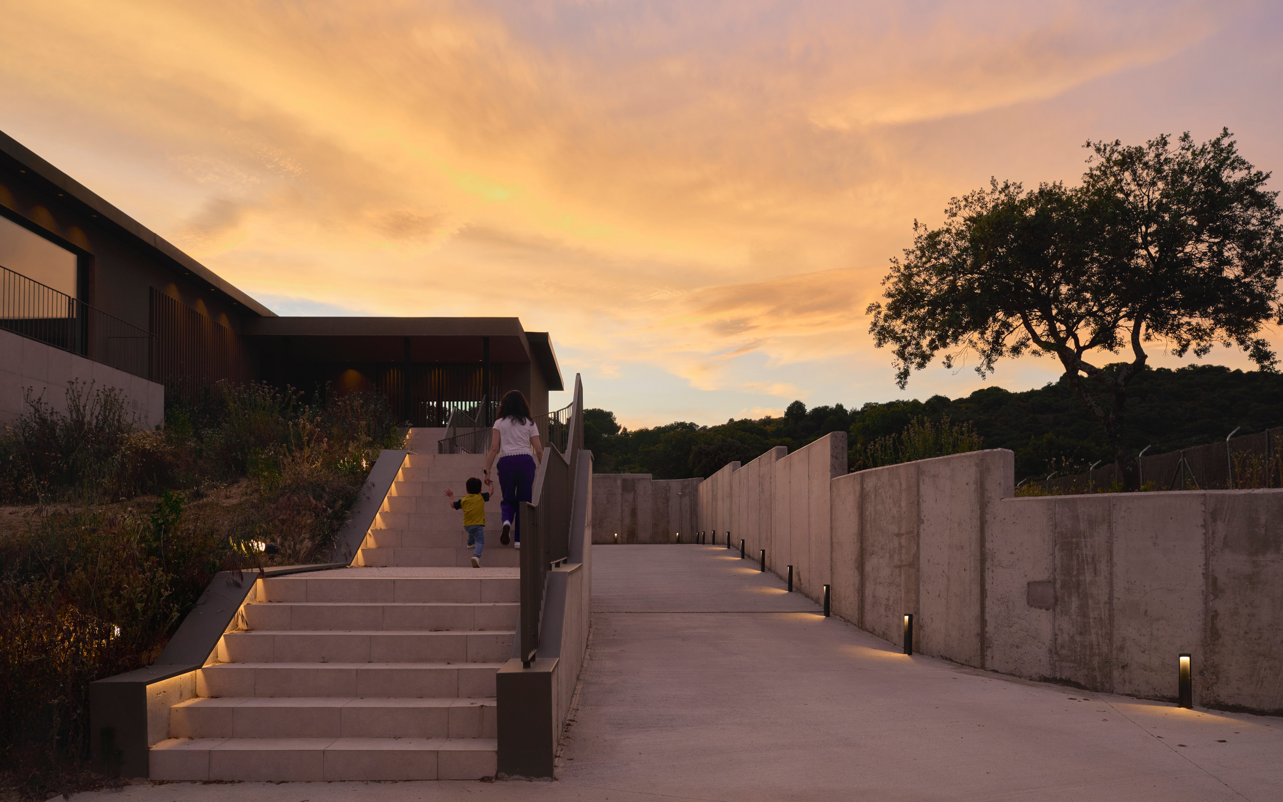 Acceso peatonal y de vehículos, al atardecer