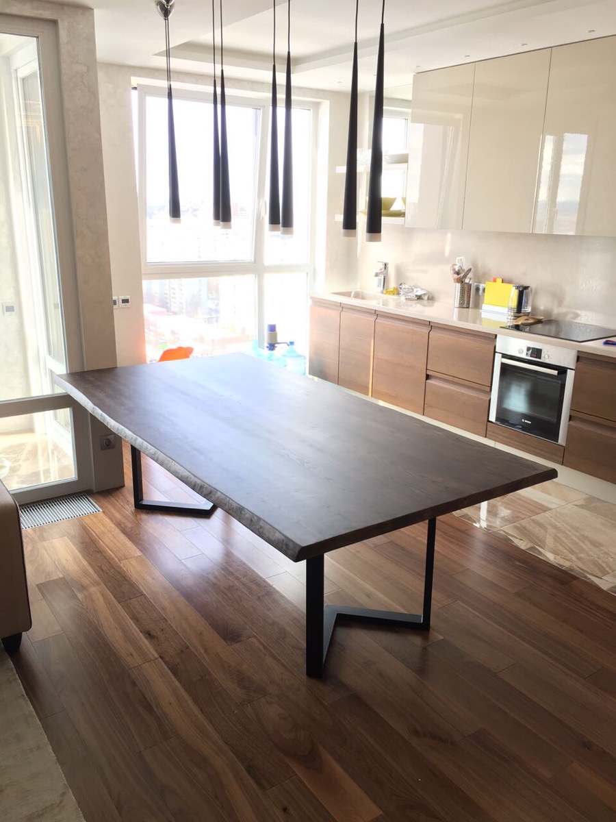 Квадратный стол из слэба серого ясеня