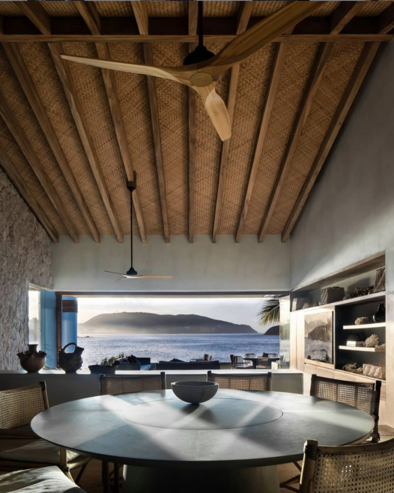 Пример оригинального дизайна: столовая среднего размера в средиземноморском стиле с серыми стенами, мраморным полом, бежевым полом и балками на потолке без камина