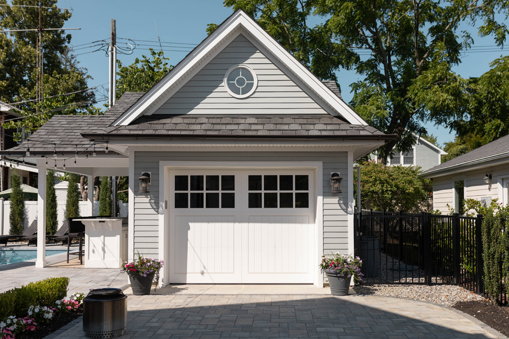 Источник вдохновения для домашнего уюта: маленький отдельно стоящий гараж в стиле неоклассика (современная классика) для на участке и в саду, одной машины