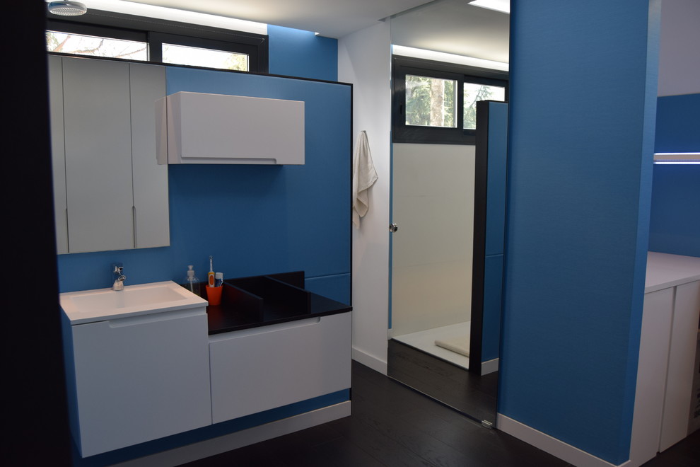 Foto de aseo minimalista con paredes azules