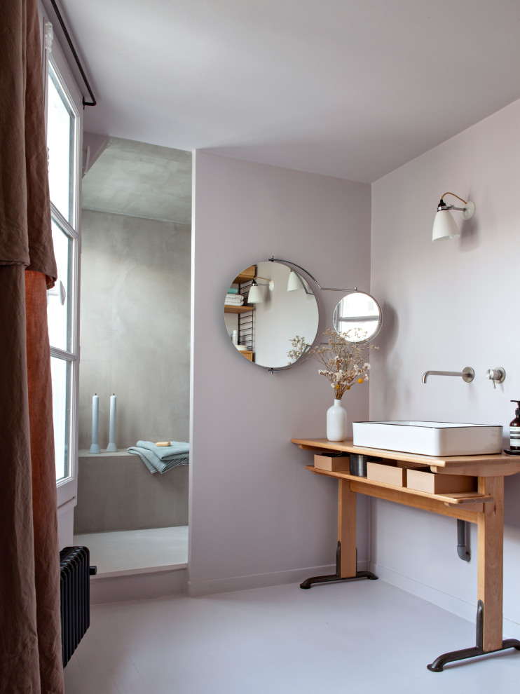 Aménagement d'une salle de bain grise et rose scandinave avec une douche à l'italienne, un carrelage gris, un mur rose, parquet peint, une grande vasque, un plan de toilette en bois, un sol rose, aucune cabine, un banc de douche et meuble simple vasque.