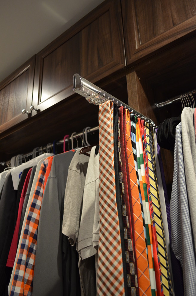 Ejemplo de armario vestidor unisex actual extra grande con armarios estilo shaker, puertas de armario de madera en tonos medios y moqueta