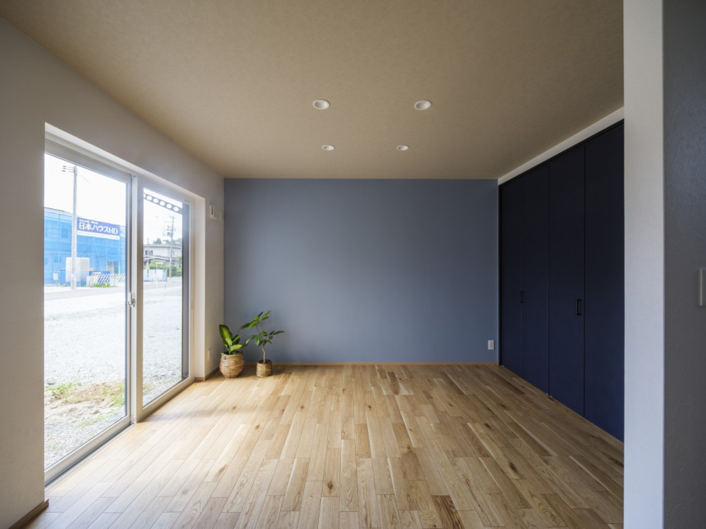 Réalisation d'une salle de séjour minimaliste de taille moyenne et ouverte avec un mur bleu, parquet clair, aucun téléviseur, un sol marron, un plafond en papier peint et du papier peint.
