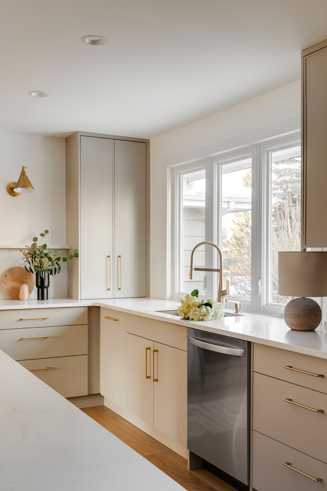Kitchen - transitional kitchen idea in Calgary
