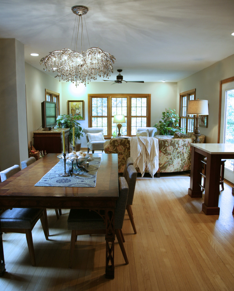 Foto de sala de estar abierta de tamaño medio con paredes beige, suelo de madera clara, televisor independiente y suelo marrón