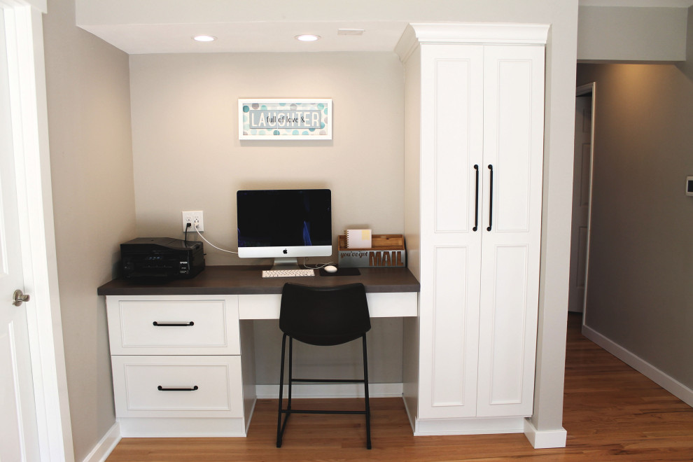 Example of a mid-sized transitional u-shaped medium tone wood floor eat-in kitchen design in Seattle with an undermount sink, shaker cabinets, white cabinets, quartz countertops, white backsplash, ceramic backsplash, stainless steel appliances, a peninsula and gray countertops