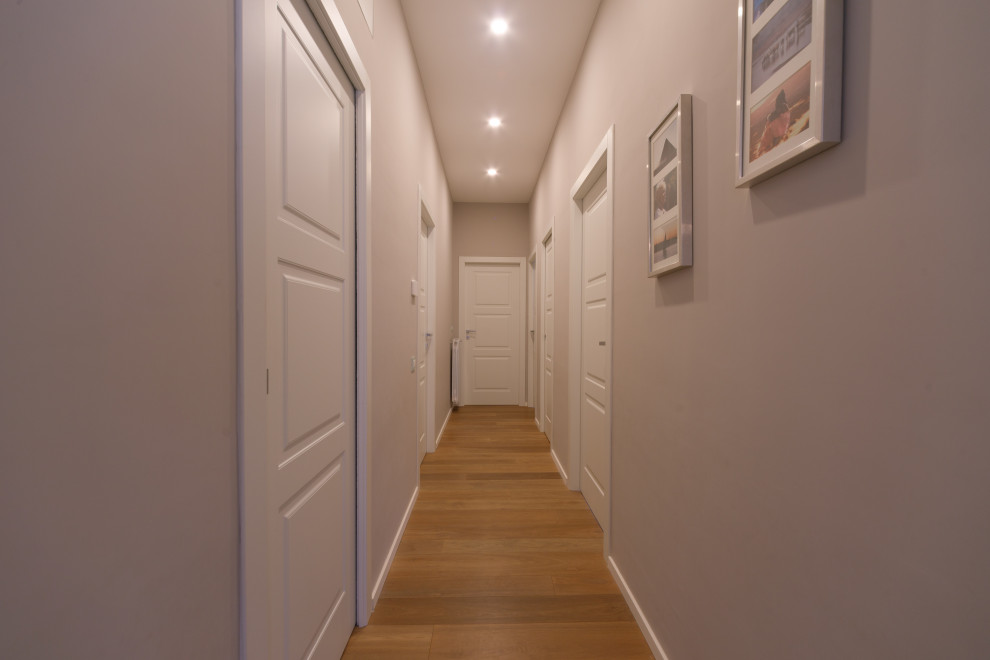 Источник вдохновения для домашнего уюта: коридор среднего размера в современном стиле с бежевыми стенами и светлым паркетным полом