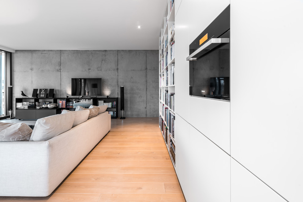 Großes Modernes Wohnzimmer im Loft-Stil mit weißer Wandfarbe, hellem Holzboden und freistehendem TV in Hamburg