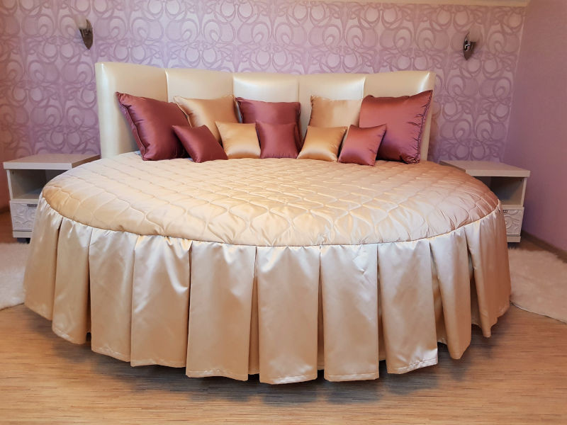 Покрывало с подушками для круглой кровати