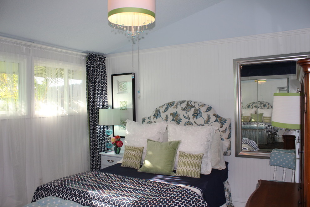 サンディエゴにある小さなトラディショナルスタイルのおしゃれな主寝室 (青い壁、リノリウムの床、青い床、三角天井、羽目板の壁、アクセントウォール、白い天井)