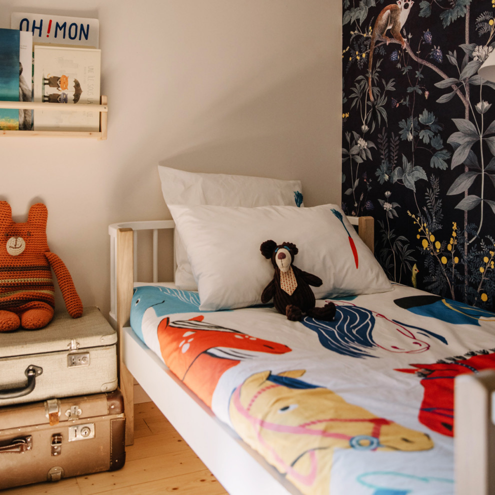 Foto di una cameretta per bambini da 4 a 10 anni moderna con pareti beige e parquet chiaro