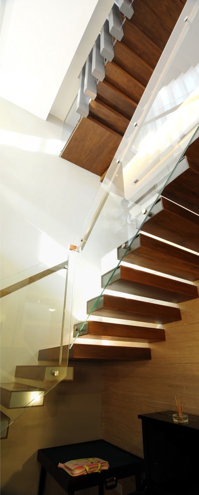 Design ideas for a mid-sized contemporary l-shaped staircase in Singapore.