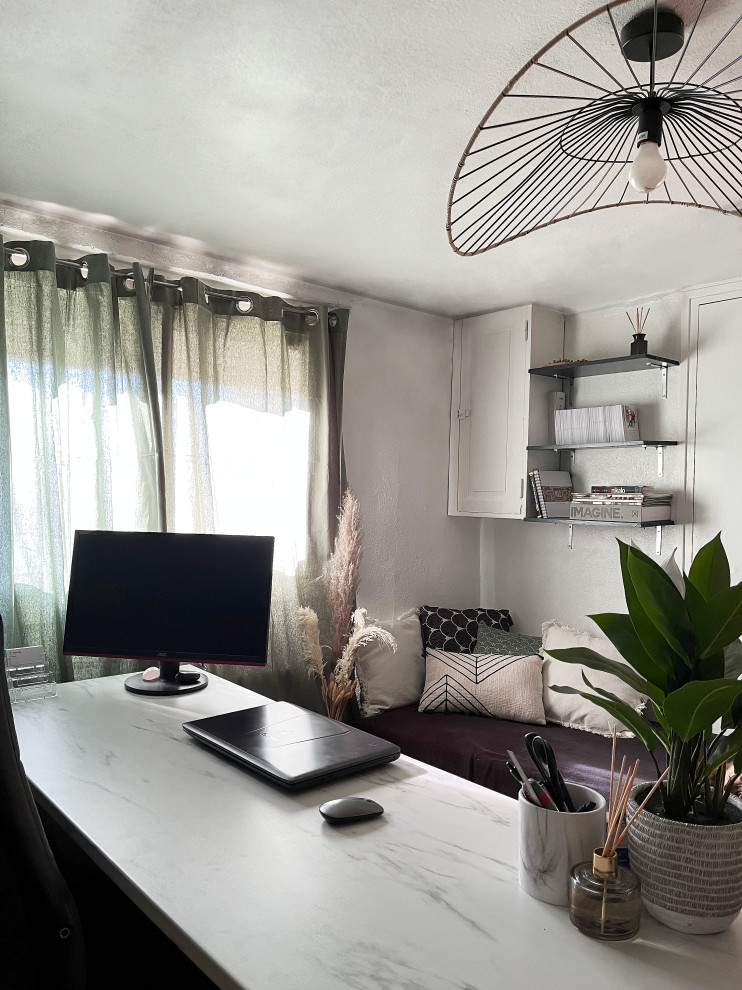 Esempio di un piccolo ufficio tropicale con pareti bianche, pavimento con piastrelle in ceramica, scrivania autoportante e carta da parati