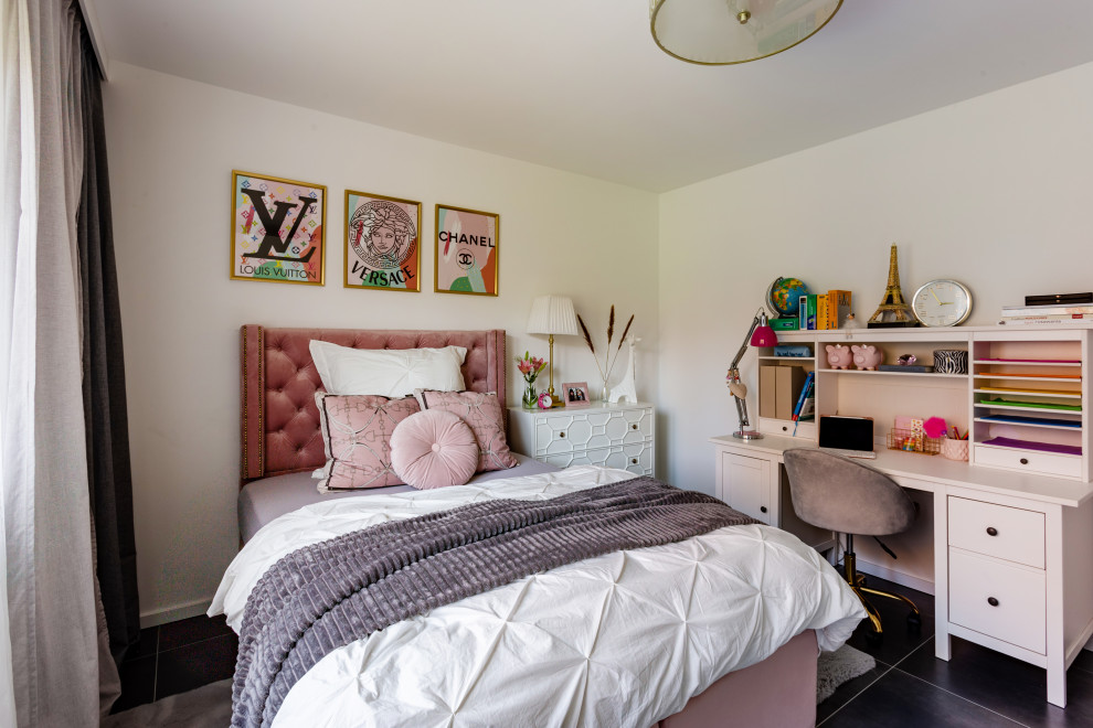 Bild på ett mellanstort eklektiskt barnrum kombinerat med sovrum, med vita väggar, klinkergolv i keramik och grått golv