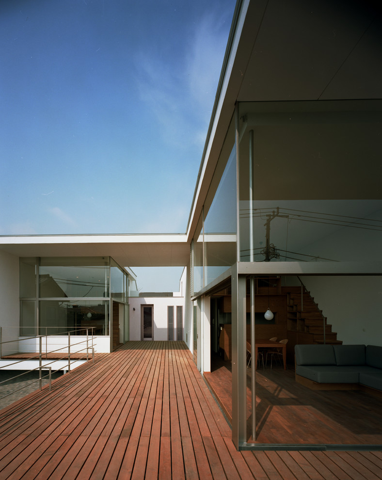 Aménagement d'un toit terrasse sur le toit moderne de taille moyenne avec une extension de toiture.