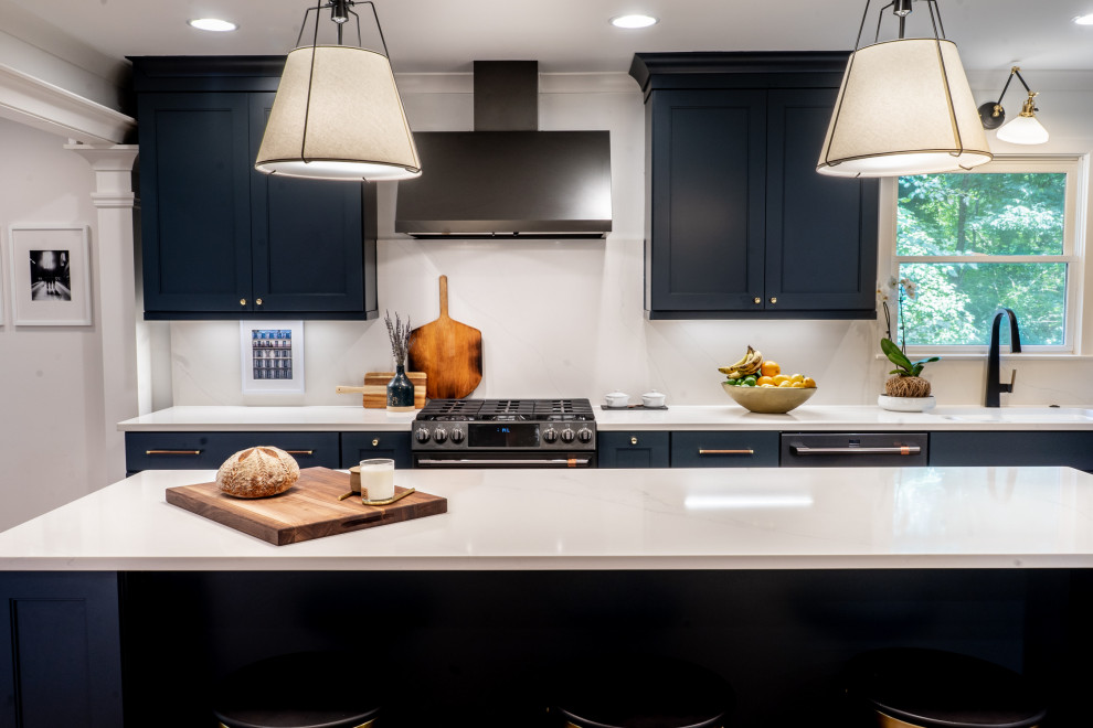 Idee per una cucina minimalista di medie dimensioni con lavello sottopiano, ante in stile shaker, ante blu, top in quarzo composito, paraspruzzi bianco, paraspruzzi in quarzo composito, elettrodomestici neri, pavimento in legno massello medio, pavimento multicolore e top bianco