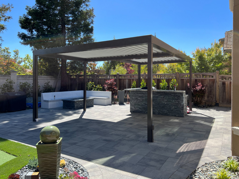 Outdoor Kitchen, Putting Green & Fire Pit