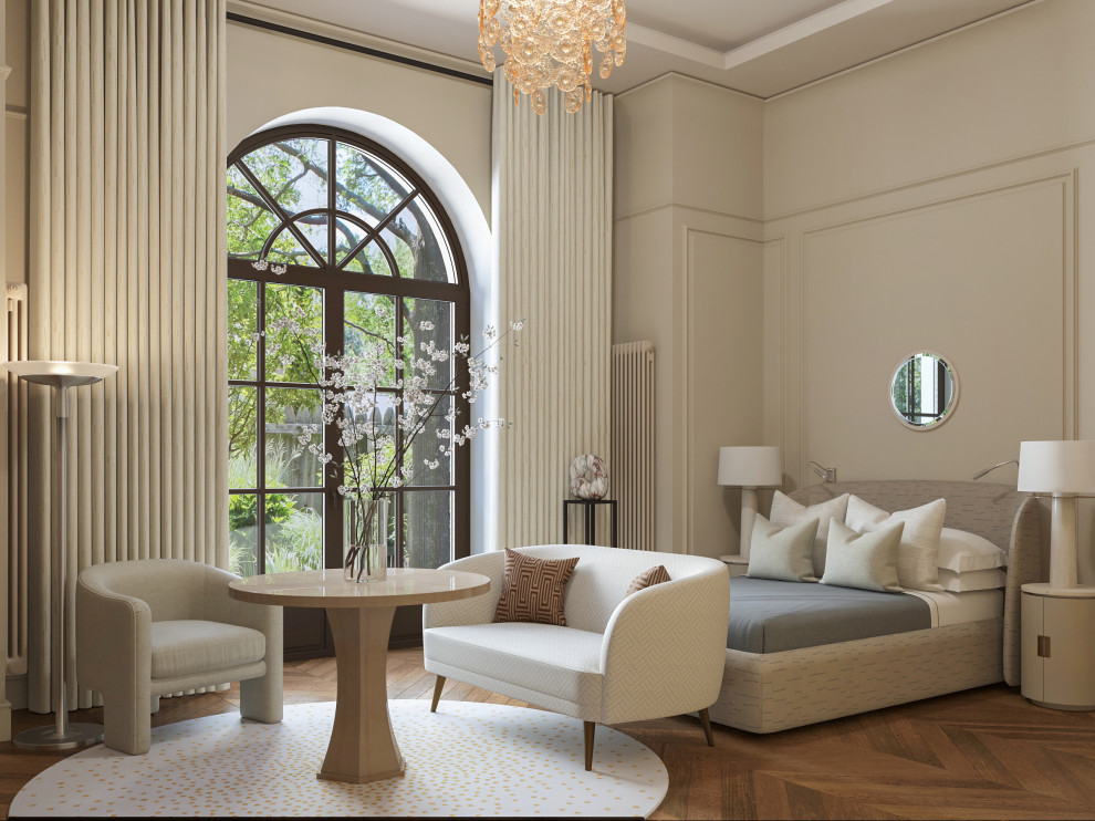 Спальня в доме с арочными окнами.