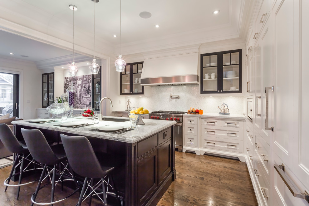 Transitional kitchen photo in Toronto