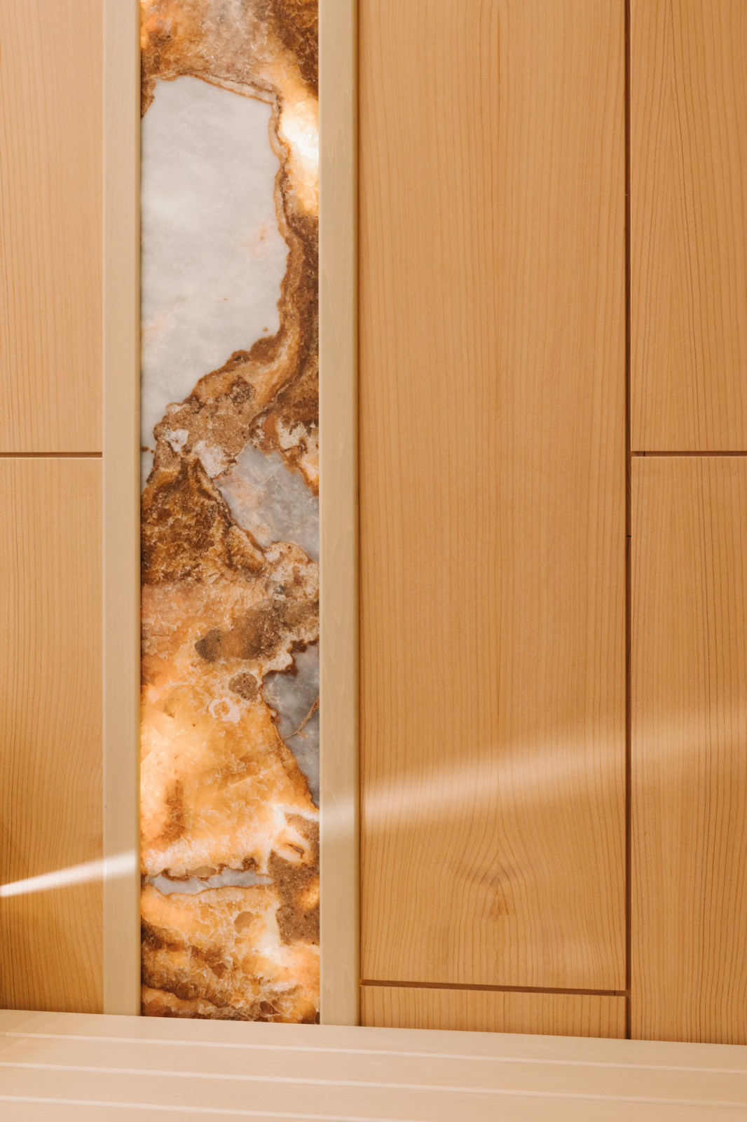 Мрамор с подсветкой.