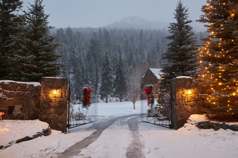This is an example of a rustic front yard driveway in Denver for winter.