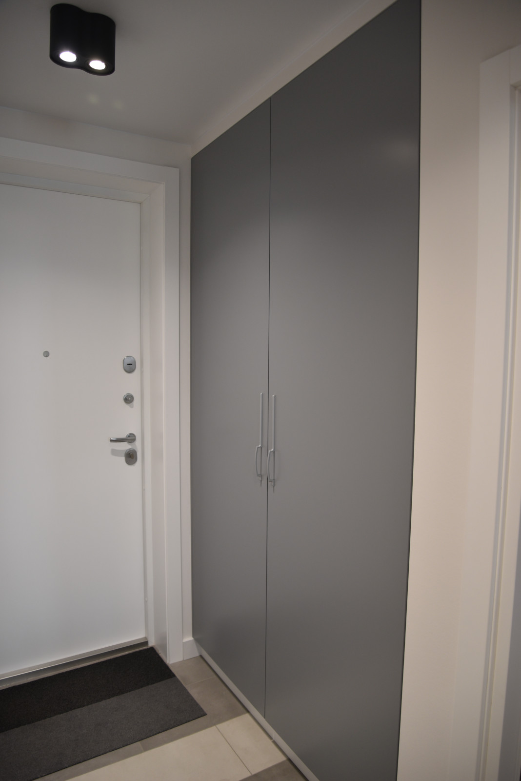 Шкаф в прихожей.