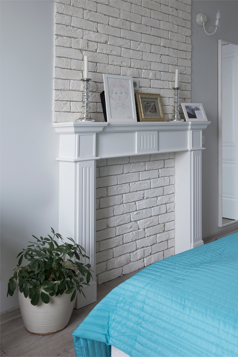 Кухня, декоративные балки и мебель в квартире с современным дизайном