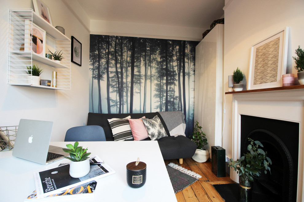Idéer för ett litet nordiskt gästrum, med flerfärgade väggar, mellanmörkt trägolv, en standard öppen spis, en spiselkrans i metall och brunt golv