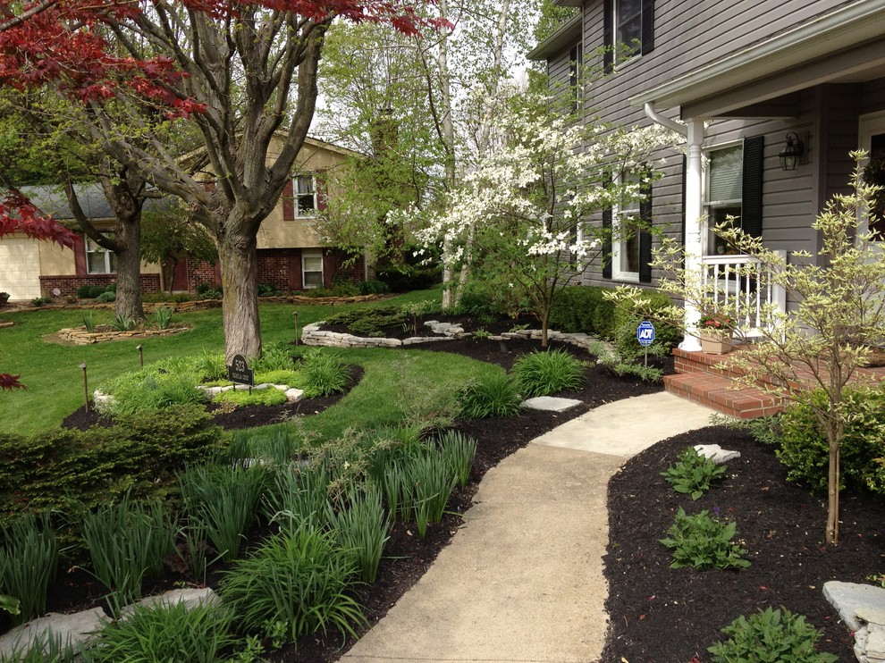 Стильный дизайн: солнечный участок и сад на боковом дворе в современном стиле с хорошей освещенностью - последний тренд