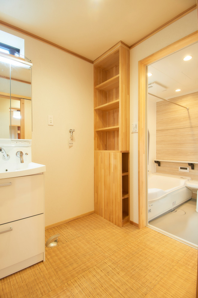 大阪にある和モダンなおしゃれなトイレ・洗面所 (リノリウムの床、ベージュの床、独立型洗面台) の写真