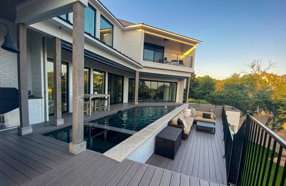 Cette image montre une petite piscine sur toit hors-sol rustique sur mesure avec des solutions pour vis-à-vis et une terrasse en bois.